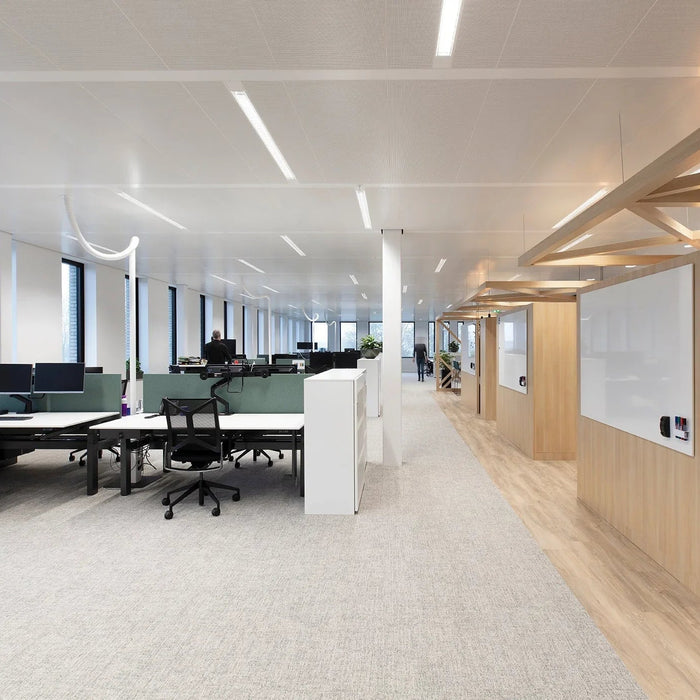 Modern kantoorruimte met design kantoormeubelen, bureaustoelen en werkplekken, veel glas en hout.