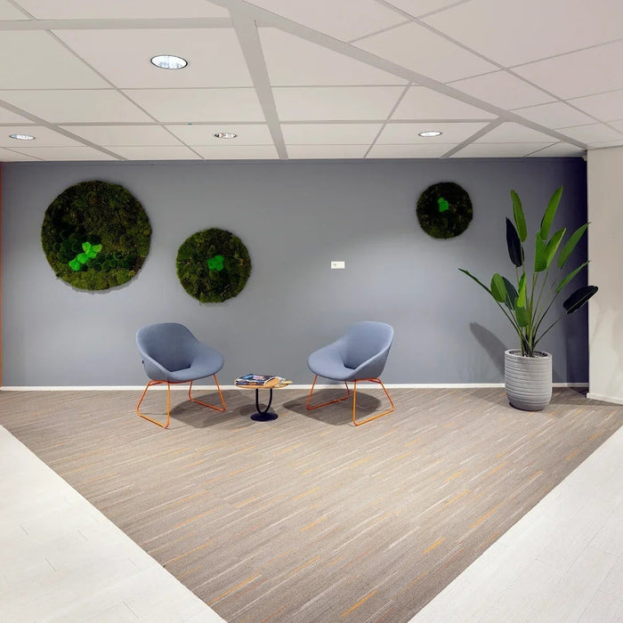 Moderne kantoorinrichting met design stoelen, moswanden en grote plant, vergaderruimte sfeer