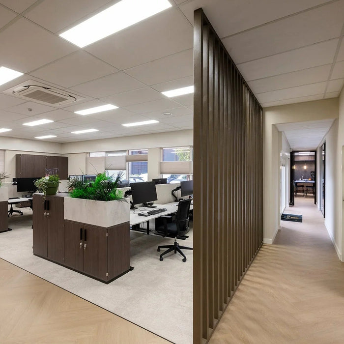 Modern kantoorinterieur met bureaustoelen, werkplekken, kasten en groene planten
