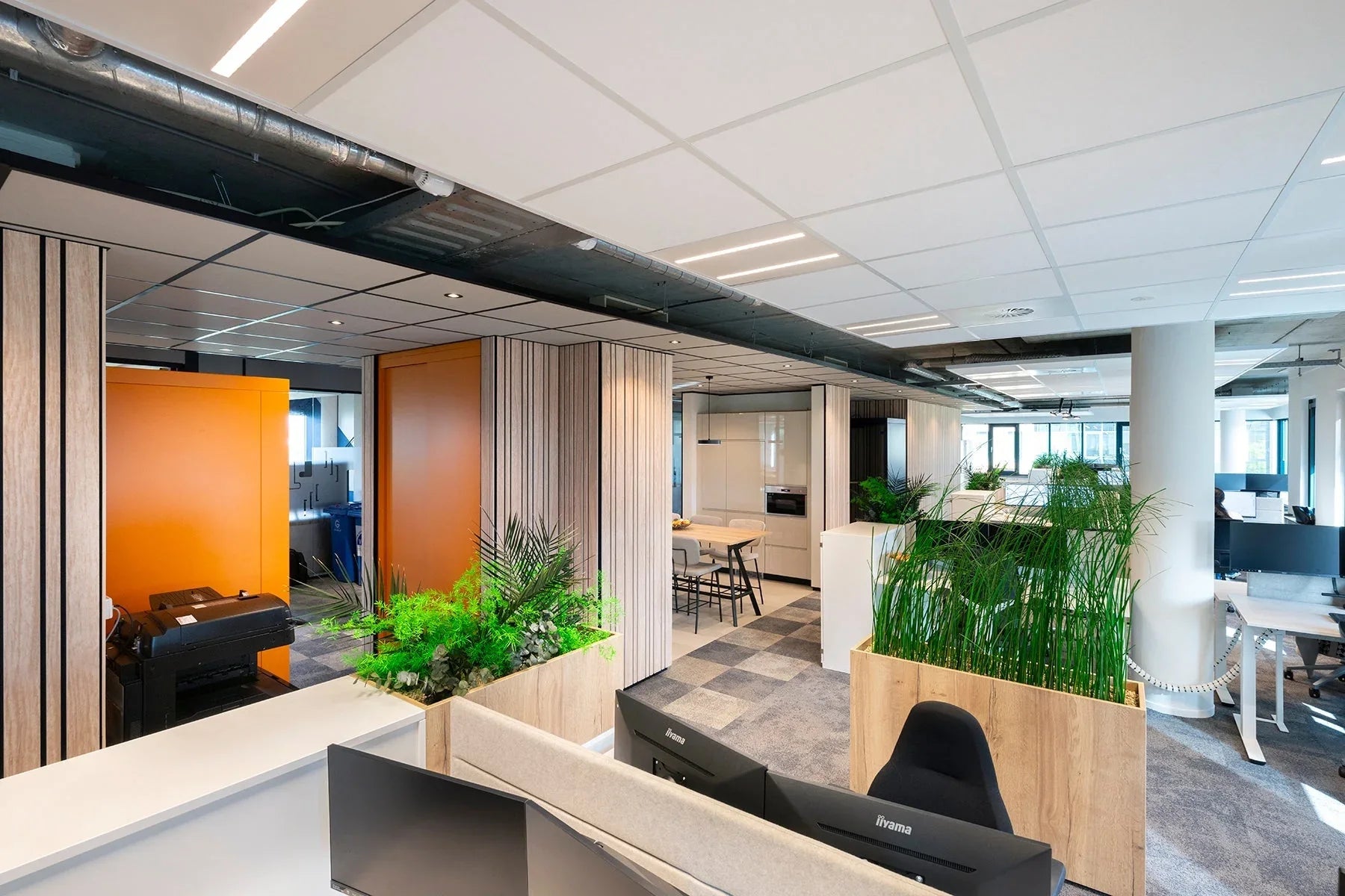 Modern kantoorinterieur met design kantoormeubilair, werkplekken en groene planten