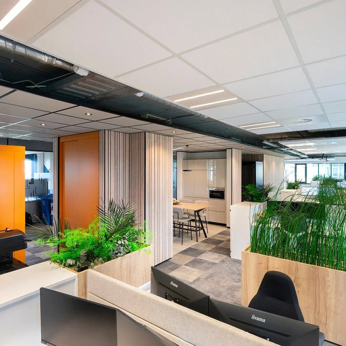 Modern kantoorinterieur met design kantoormeubilair, werkplekken en groene planten