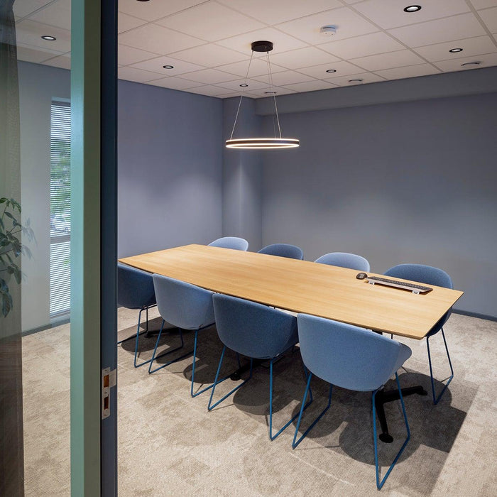 Moderne vergaderruimte met design kantoormeubilair, houten tafel en blauwe stoelen