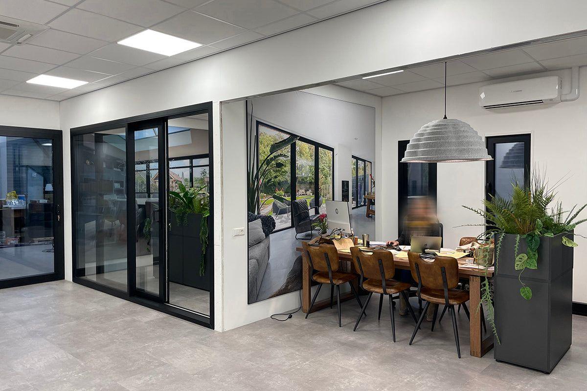 Moderne kantoorruimte met design kantoormeubilair, vergadertafel en planten