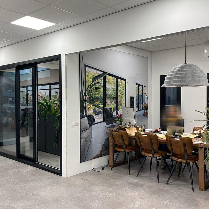 Moderne kantoorruimte met design kantoormeubilair, vergadertafel en planten