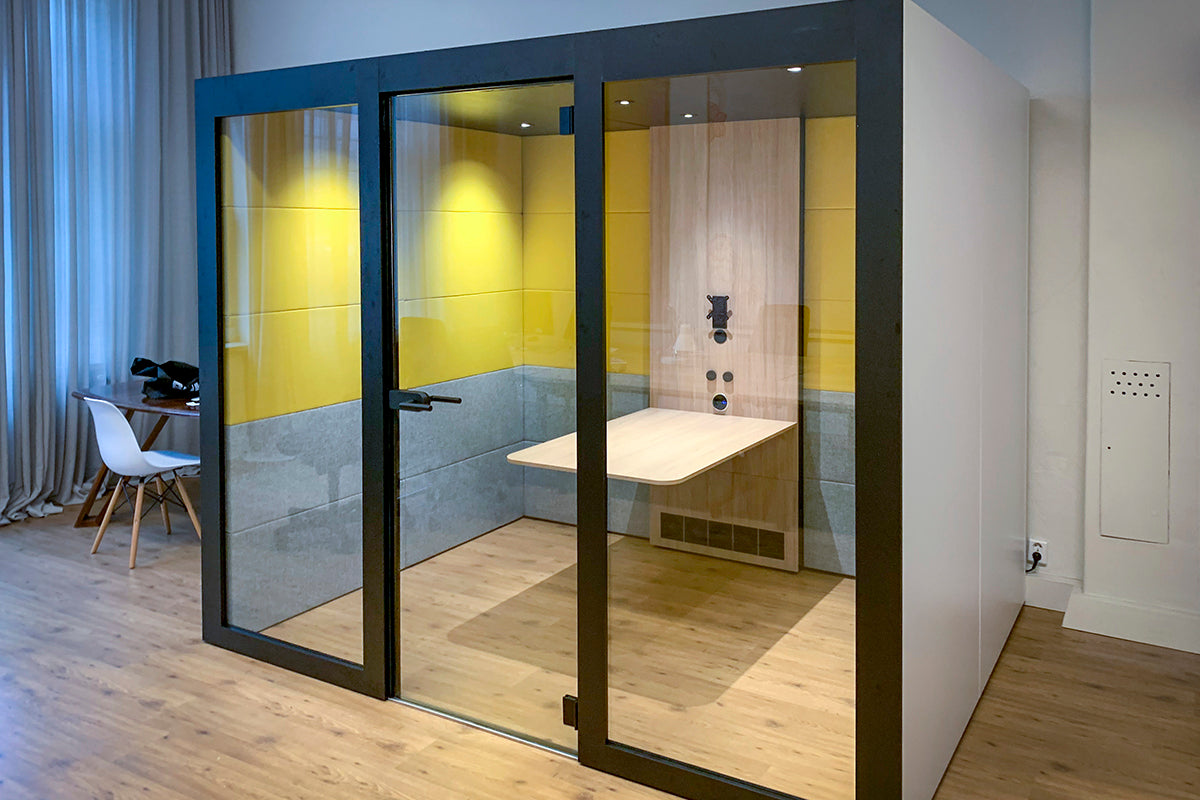 Akoestische vergaderpod met glazen wanden, design kantoormeubilair, moderne werkplek.