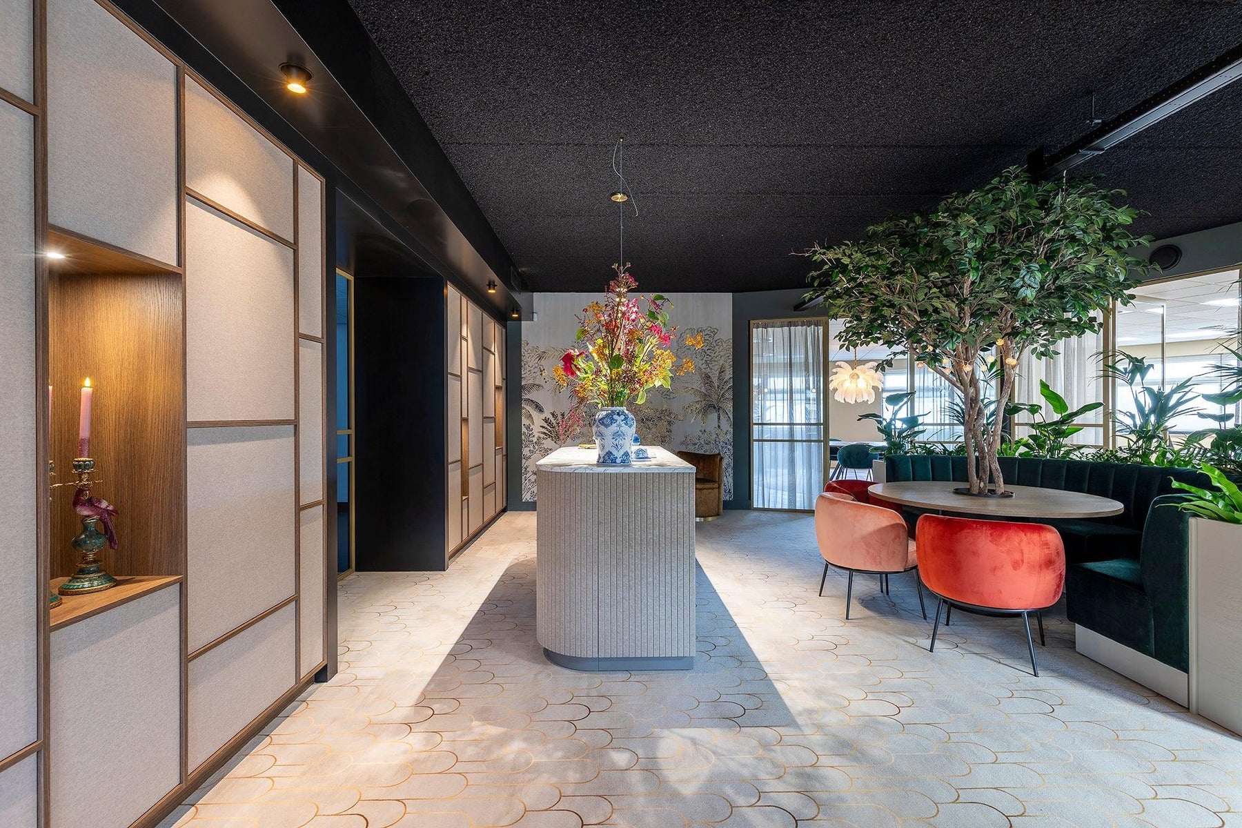 Stijlvol kantoorinterieur met design kantoormeubilair, ronde tafel, groene planten en moderne stoelen