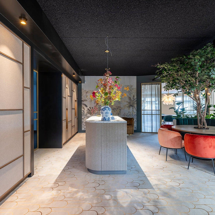 Stijlvol kantoorinterieur met design kantoormeubilair, ronde tafel, groene planten en moderne stoelen