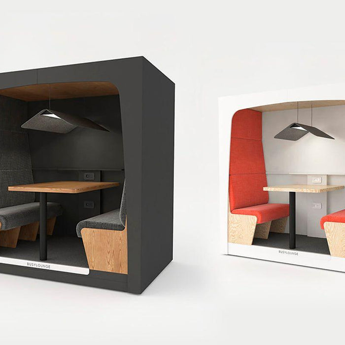 Akoestische kantoor pods met houten banken en tafels, ideaal voor moderne werkplekken.