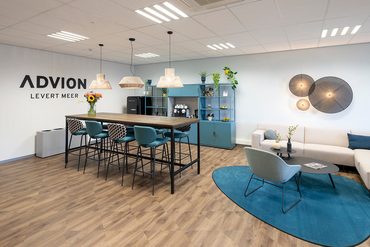 Modern kantoorinterieur met design kantoormeubilair, vergadertafel en loungehoek, blauwe accenten