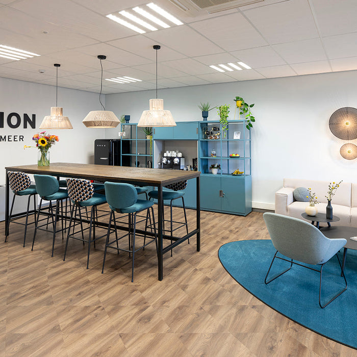 Modern kantoorinterieur met design kantoormeubilair, vergadertafel en loungehoek, blauwe accenten