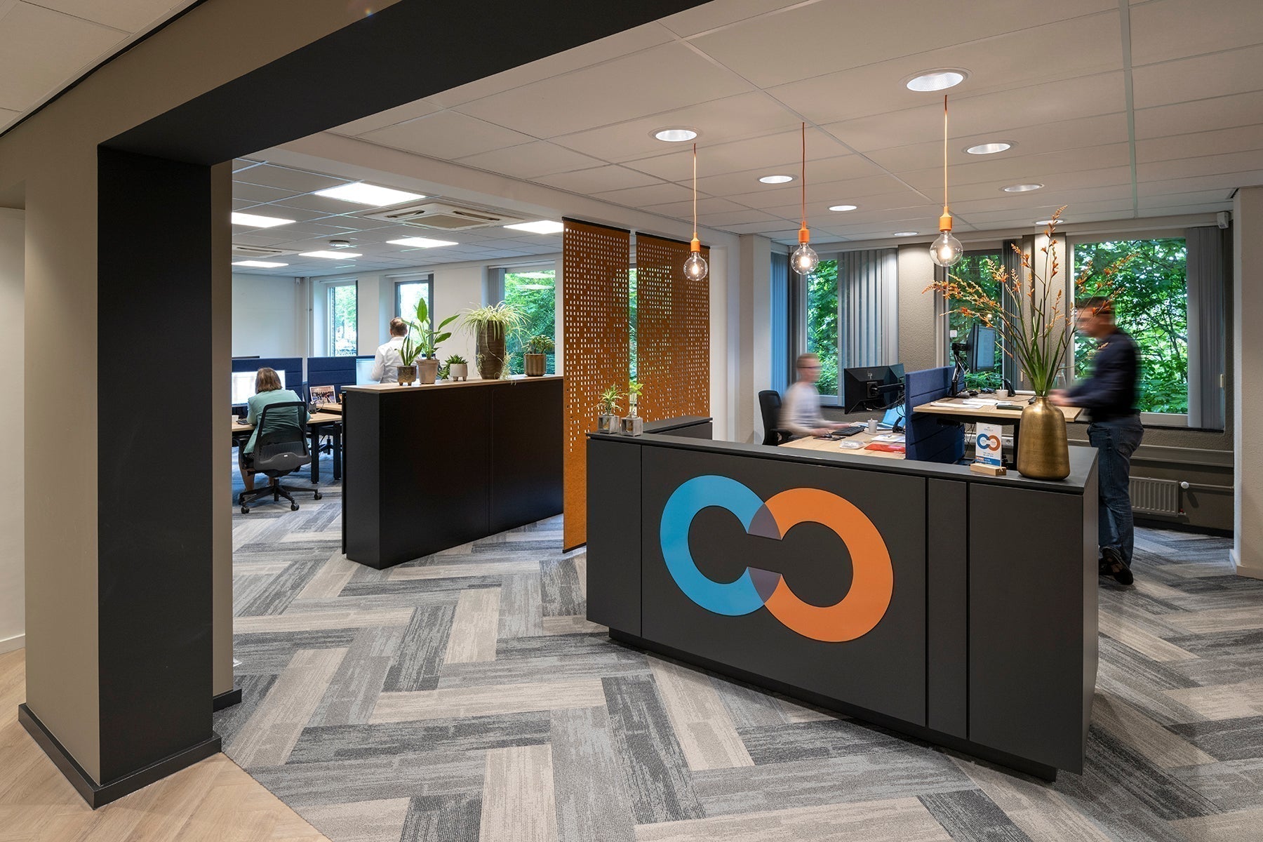 Modern kantoorinrichting met design kantoormeubilair, ontvangstbalie en bureaustoelen