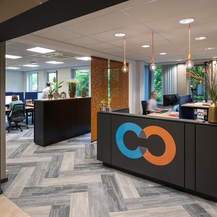 Modern kantoorinrichting met design kantoormeubilair, ontvangstbalie en bureaustoelen