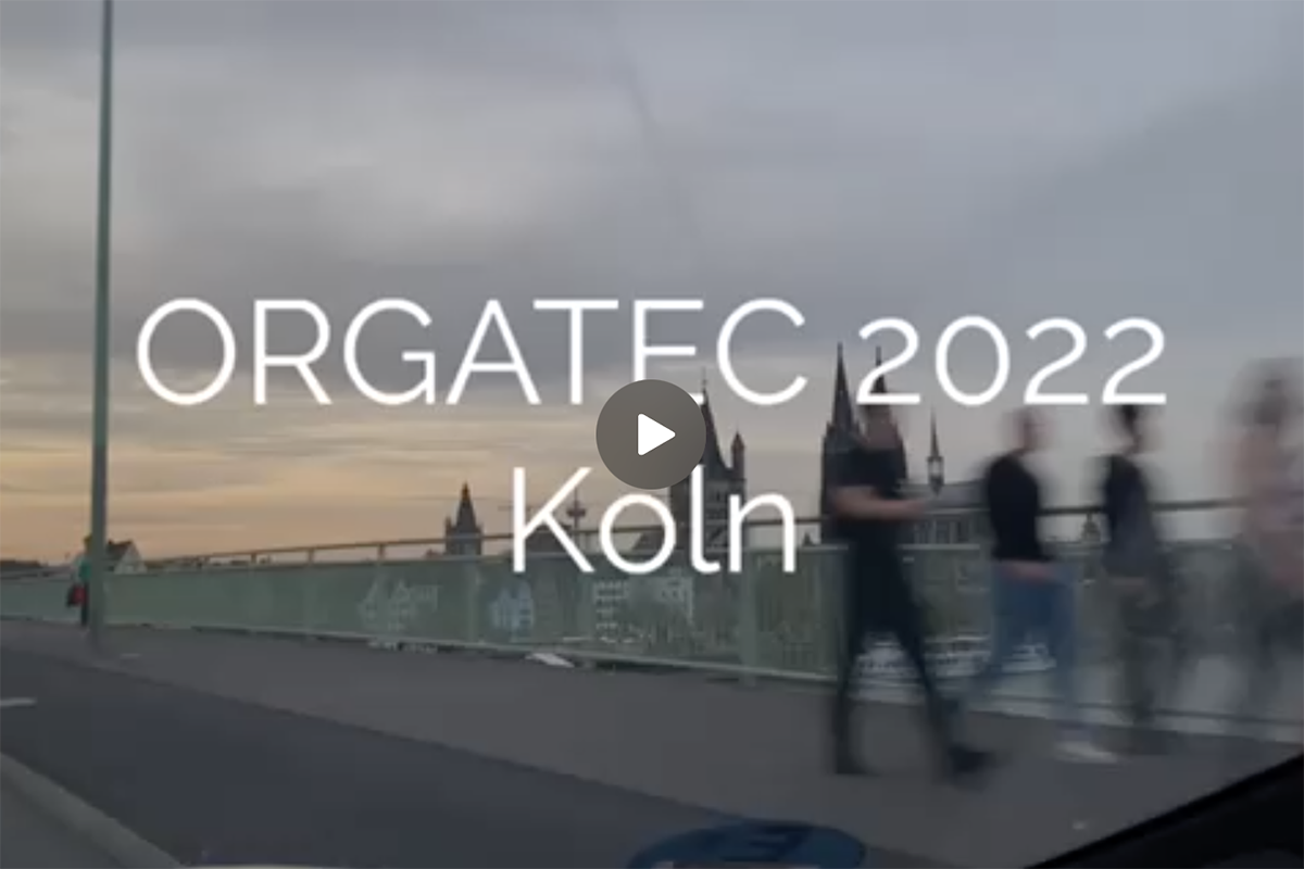 ORGATEC 2022 Keulen, brug met mensen en Dom van Keulen bij zonsondergang, kantoormeubels evenement