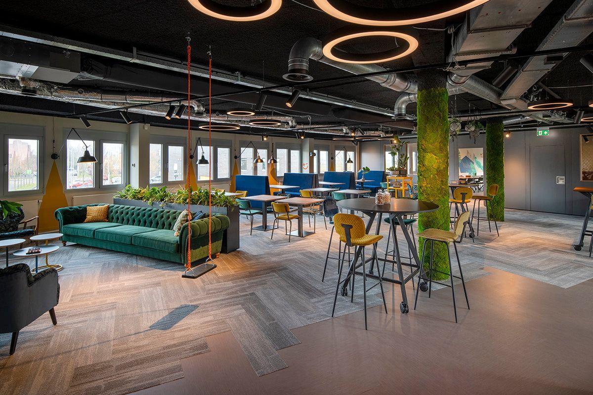 Modern kantoormeubilair lounge met groene bank, schommel en design vergaderruimte