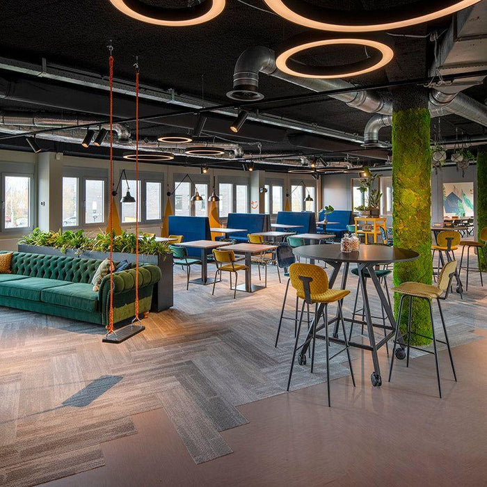 Modern kantoormeubilair lounge met groene bank, schommel en design vergaderruimte