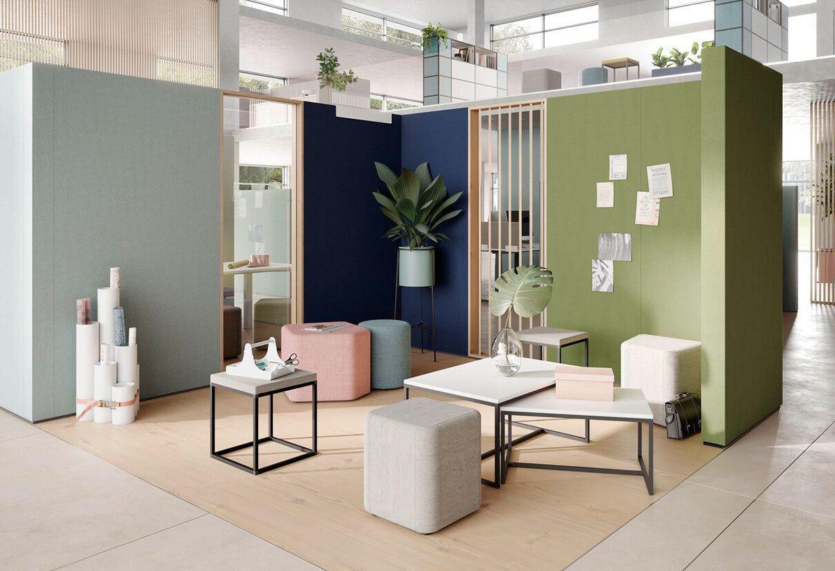 Moderne flexibele kantoorruimte met design kantoormeubilair, gekleurde wanden en zitpoefs.