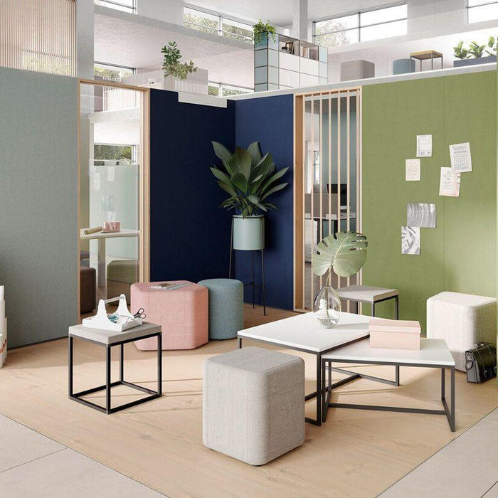 Moderne flexibele kantoorruimte met design kantoormeubilair, gekleurde wanden en zitpoefs.