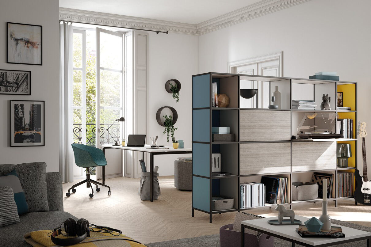 Modern thuiskantoor met design kantoormeubels, bureau, bureaustoel en open kast