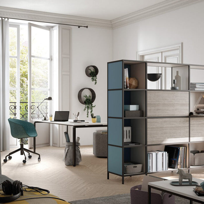 Modern thuiskantoor met design kantoormeubels, bureau, bureaustoel en open kast