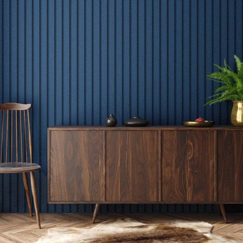 Design houten dressoir en stoel voor een blauwe akoestische wand, kantoor interieur