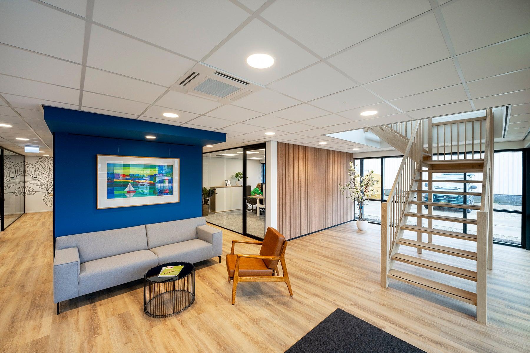 Moderne kantoorinrichting met design bank, houten trap en glazen wanden, kantoormeubels.online