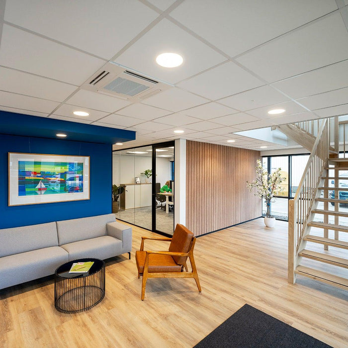 Moderne kantoorinrichting met design bank, houten trap en glazen wanden, kantoormeubels.online