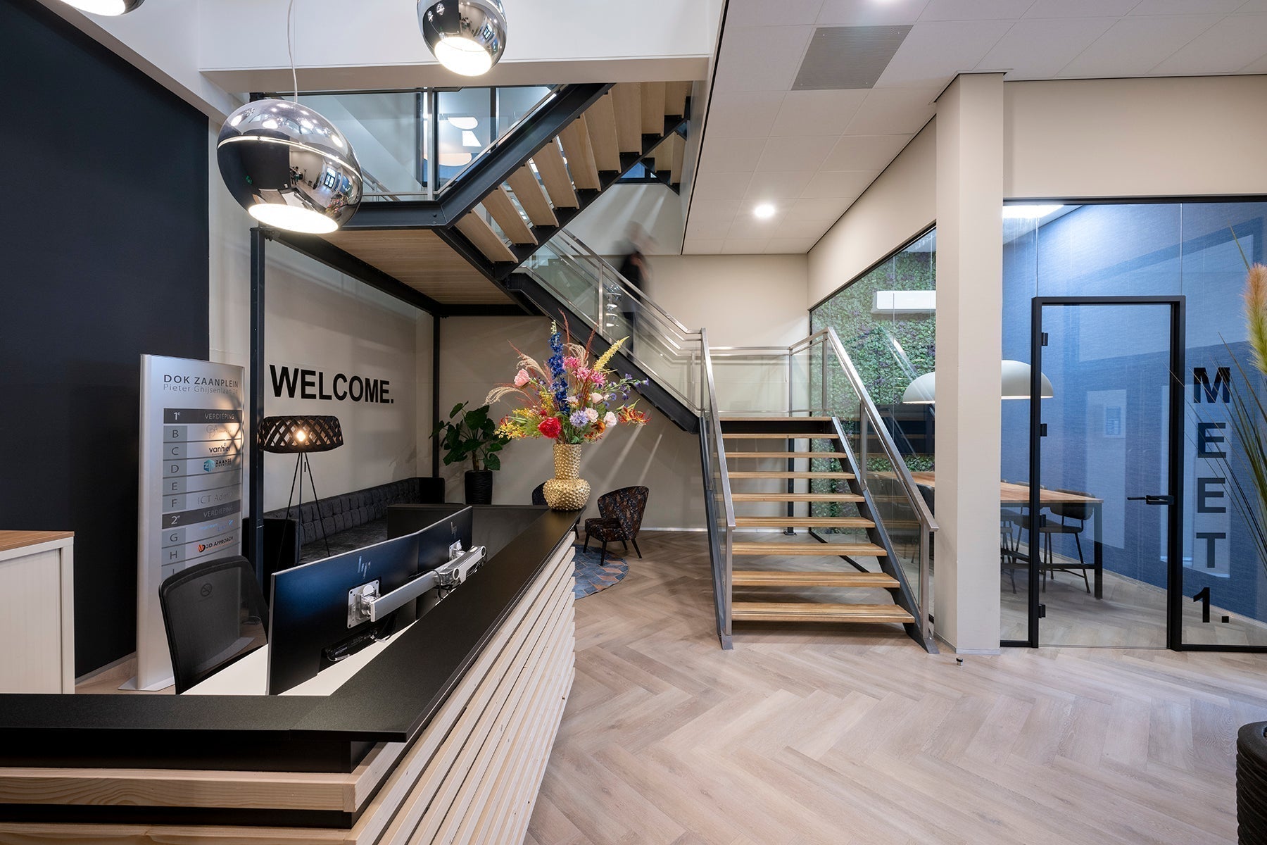 Moderne kantoorinrichting met balie, design kantoormeubels, vergaderruimte en trap