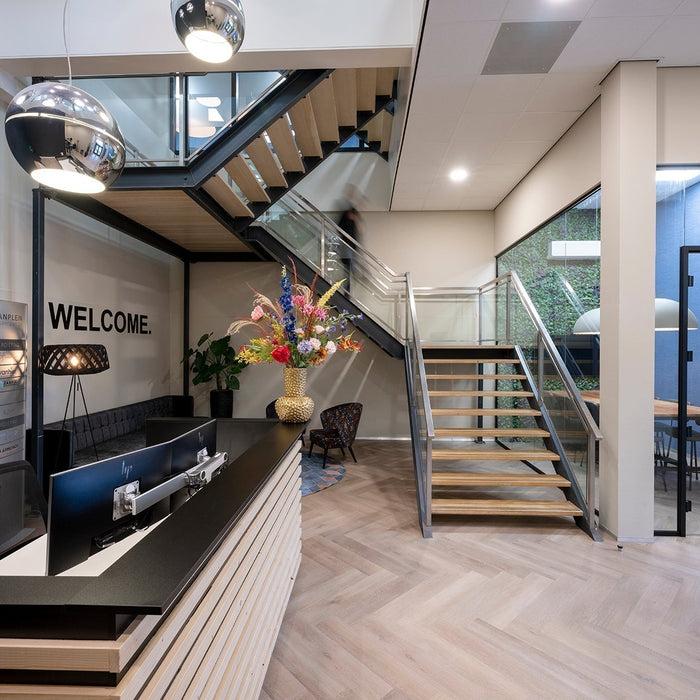 Moderne kantoorinrichting met balie, design kantoormeubels, vergaderruimte en trap