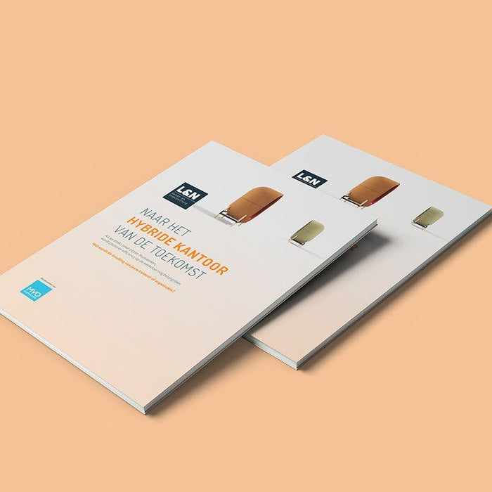 Whitepaper over het hybride kantoor met design kantoormeubilair op een lichtoranje achtergrond