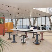 Moderne kantoorruimte met vergadertafel, design krukken en flexwerkplekken, kantoormeubilair