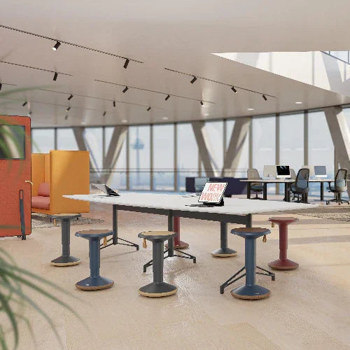 Moderne kantoorruimte met vergadertafel, design krukken en flexwerkplekken, kantoormeubilair