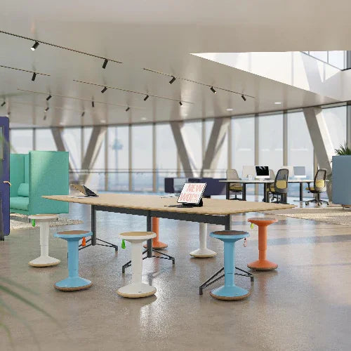 Moderne vergaderruimte met design bureaustoelen en kleurrijke krukken, kantoormeubilair