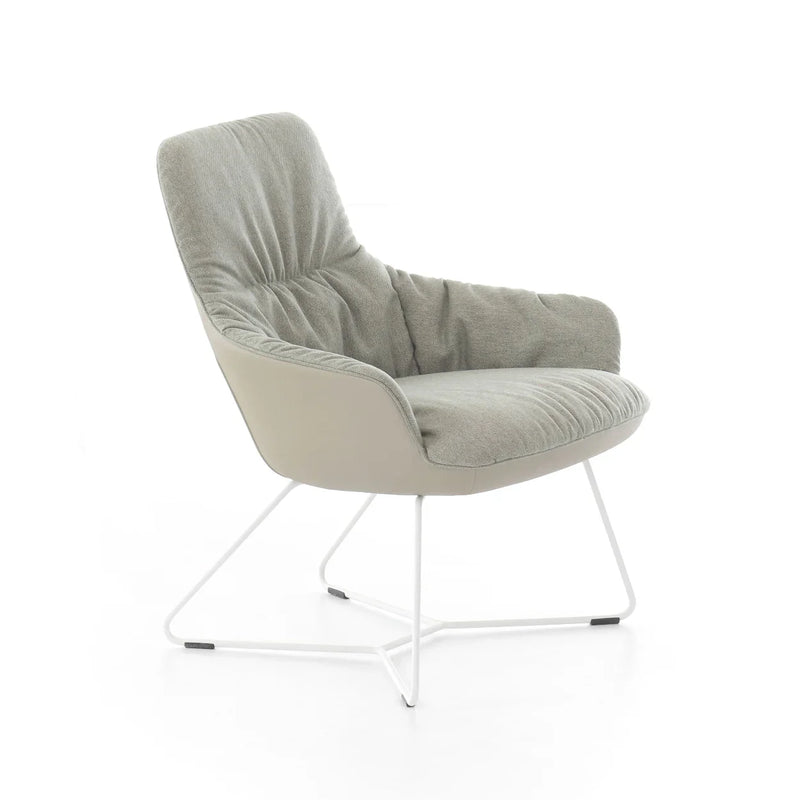 Design lounge stoel met lichtgrijze bekleding en witte metalen poten, modern kantoormeubilair