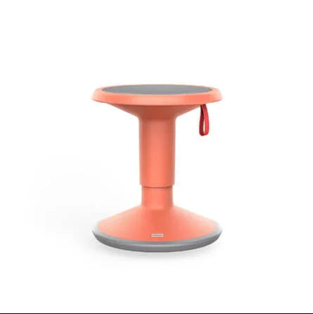 Oranje design bureaustoel met handvat, modern kantoormeubilair op witte achtergrond