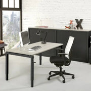 Modern kantoor met bureaustoel, bureau en computer, zwart-wit design kantoormeubilair