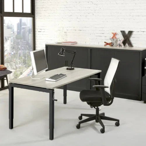 Modern kantoor met bureaustoel, bureau en computer, zwart-wit design kantoormeubilair