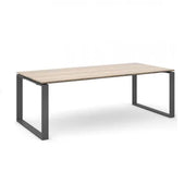 Modern bureau met houten blad en metalen onderstel, design kantoormeubilair voor werkplek