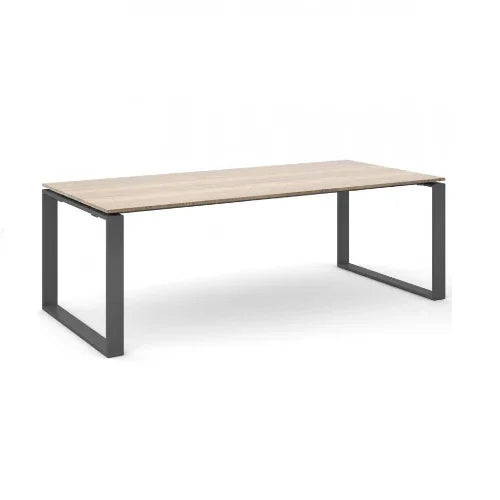 Modern bureau met houten blad en metalen onderstel, design kantoormeubilair voor werkplek