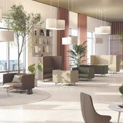 Modern kantoorinterieur met design lounge stoelen, planten en grote ramen, kantoormeubilair