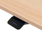 Zwart VOORTMAN kabelmanagement accessoire gemonteerd onder licht houten bureaublad, kantoormeubilair