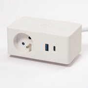 Witte bureau stroomadapter met stopcontact, USB-A en USB-C poort, kantoormeubilair accessoire