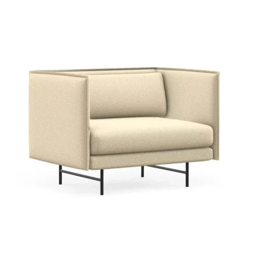 Beige design lounge fauteuil met hoge zijpanelen, ideaal als kantoormeubel voor werkplekken