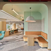 Modern design kantoormeubilair met houten zithoek, vergaderruimte en groene accenten