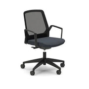 Zwarte ergonomische bureaustoel met mesh rugleuning en armleuningen, kantoormeubilair