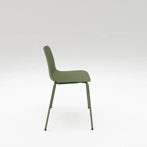 Groene design vergaderstoel met metalen poten, minimalistisch en ideaal voor kantoorinrichting