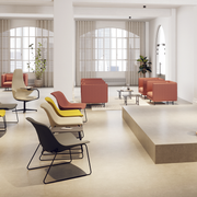 Fauteuil Shuffle Lounge opgesteld voor podium - KANTOORMEUBELS.ONLINE