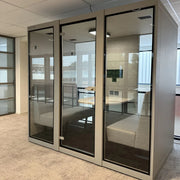 Akoestische vergaderpod kantoormeubilair met glazen wanden in moderne kantoorruimte