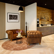 Chesterfied stoelen in ontvangstruimte
