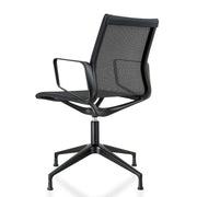 Zwarte design bureaustoel met mesh rugleuning en armleuningen, ideaal voor moderne werkplekken.