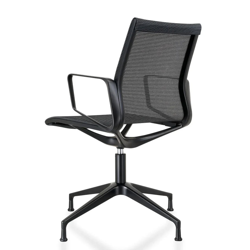 Zwarte design bureaustoel met mesh rugleuning en armleuningen, ideaal voor moderne werkplekken.